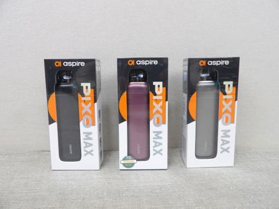 trois boîtes de différentes couleurs contenant des appareils électroniques, posées sur une table
