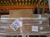 une palette remplie de cartons dans un entrepôt