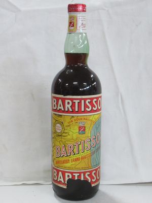 une image représentant une bouteille de bière posée sur une table
