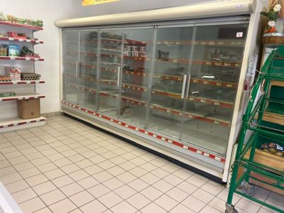 une grande vitrine au milieu d'un magasin