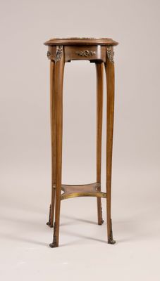 une petite table en bois avec un plateau rond et un piètement en bois