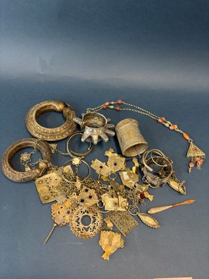 un grand nombre d'objets posés sur une table