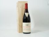une bouteille de vin posée à côté d'une caisse en bois