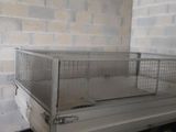 un camion équipé d'une cage à l'arrière