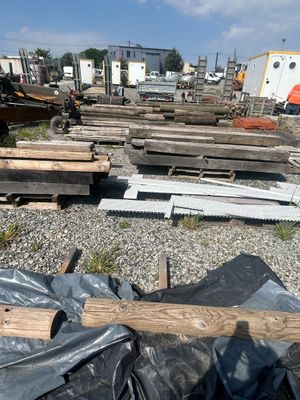 beaucoup de bois par terre, à côté d'un bâtiment
