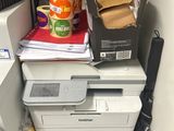 une pile de fournitures de bureau posée sur un classeur