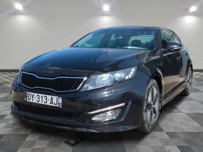 la voiture noire est garée dans une grande pièce au sol en damier