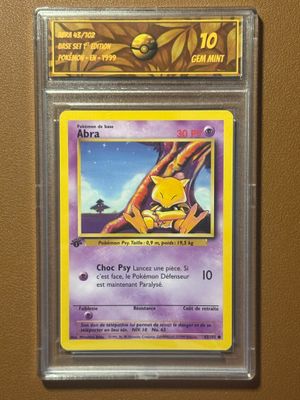 gros plan d'une carte pokemon sur une table