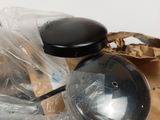 une boîte posée sur une table, contenant des ciseaux et d'autres objets