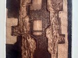 une photo d'un morceau de bois sur lequel est gravée une croix