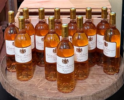 plusieurs bouteilles de vin posées sur une table en bois