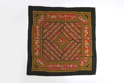 un gros plan sur un tissu noir orné d'un motif rouge et jaune