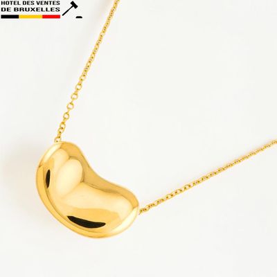 un pendentif en or en forme de cœur, monté sur une chaîne en or