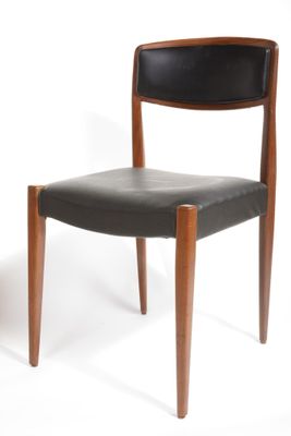paire de chaises de salle à manger de style danois moderne du milieu du siècle, en teck et cuir noir