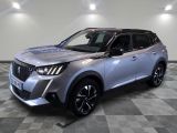 le SUV argenté est garé sur le sol en damier d'une pièce