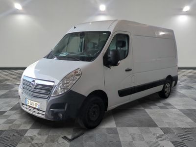 la photo d'une camionnette blanche garée dans une pièce