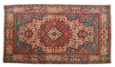 un tapis rouge et bleu orné d'un motif en médaillon sur fond blanc