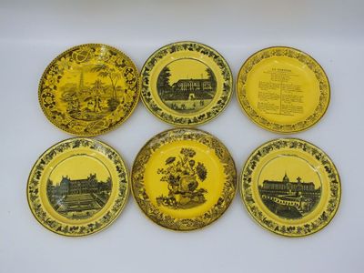 six assiettes jaunes et noires ornées d'une illustration représentant un château