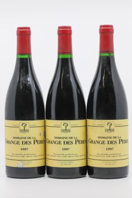 trois bouteilles de vin rouge posées l'une à côté de l'autre sur une surface blanche
