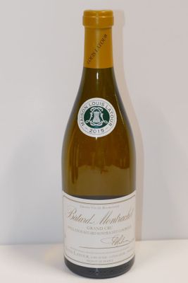 une bouteille de vin posée sur une table