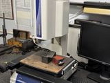un ordinateur et un écran posés sur un bureau dans une pièce