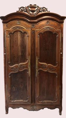 une image représentant une armoire en bois dont les portes sont ornées de sculptures élaborées