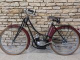 un vélo garé contre un mur de briques
