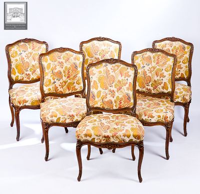 lot de six chaises en bois sculpté de style Louis XV, avec assises rembourrées à motifs floraux