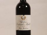 une bouteille de vin posée sur une table