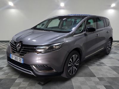 une voiture grise garée sur le sol en damier d'un garage