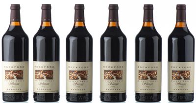six bouteilles de vin rouge alignées