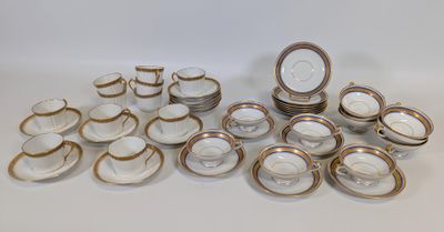 de nombreuses assiettes et tasses posées sur la table