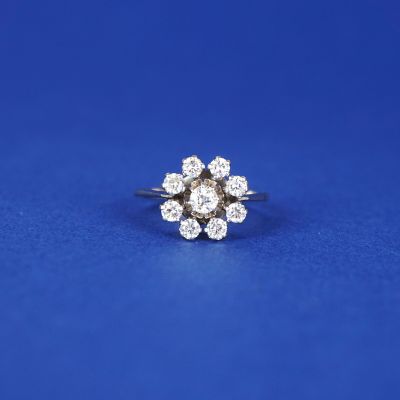 une bague sertie de diamants en grappe sur fond bleu