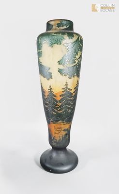 un vase posé sur un support sur une surface blanche