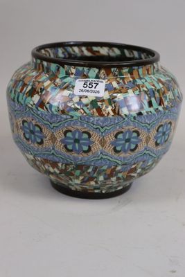 un vase orné d'un motif bleu et marron