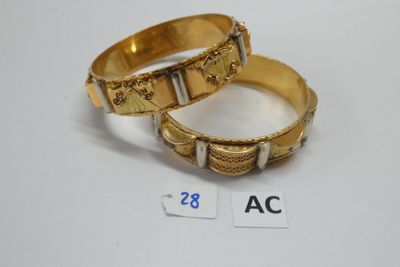 Deux bracelets en or sont présentés côte à côte sur une surface blanche
