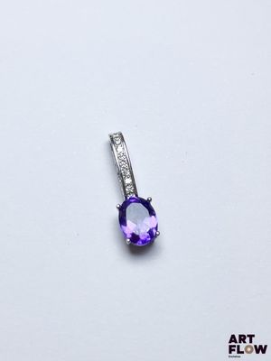 un pendentif en améthorate et diamant sur fond blanc