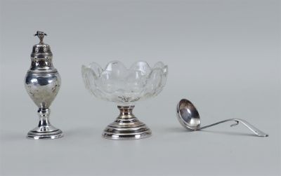 salière et poivrière plaquées argent, avec cuillère et repose-cuillère