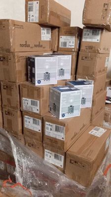 des cartons empilés les uns sur les autres sur une palette au milieu d'une pièce