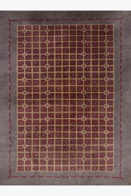 un tapis orné d'un motif rouge et marron