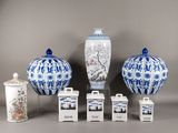 de nombreux vases et récipients bleus et blancs exposés