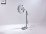 l'image d'une lampe posée sur une table
