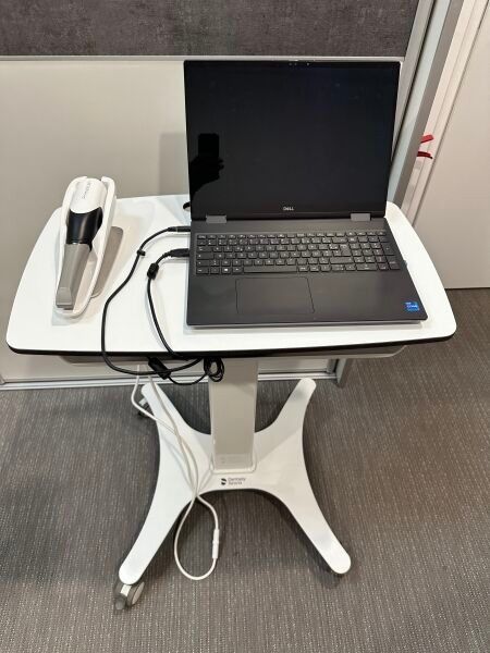 Un scanner intra-oral DENTSPLY SIRONA CEREC PRIMESCAN avec s…