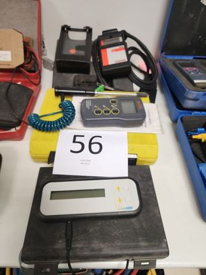 une table sur laquelle se trouvent de nombreux appareils électroniques