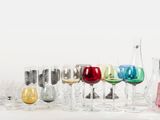 un grand nombre de verres à vin alignés les uns à côté des autres