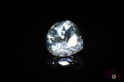 gros plan d'un diamant sur une surface noire