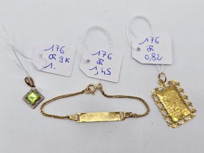 Trois bijoux sont exposés sur une table, accompagnés d'étiquettes de prix