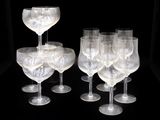 Plusieurs verres à vin transparents sont alignés sur une surface noire