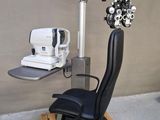 une chaise placée devant un appareil d'examen de la vue
