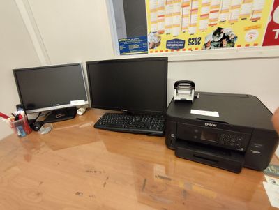 Lot informatique (à l'étage). FRAIS 14,28 % TVA RECUPERABLE.